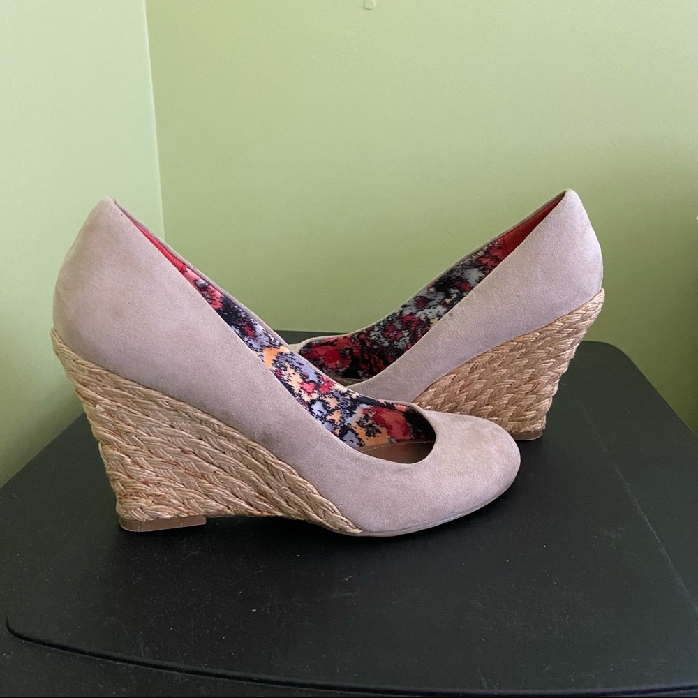 Fergalicious By Fergie Wedge Size 9